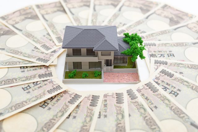 住宅模型と紙幣
